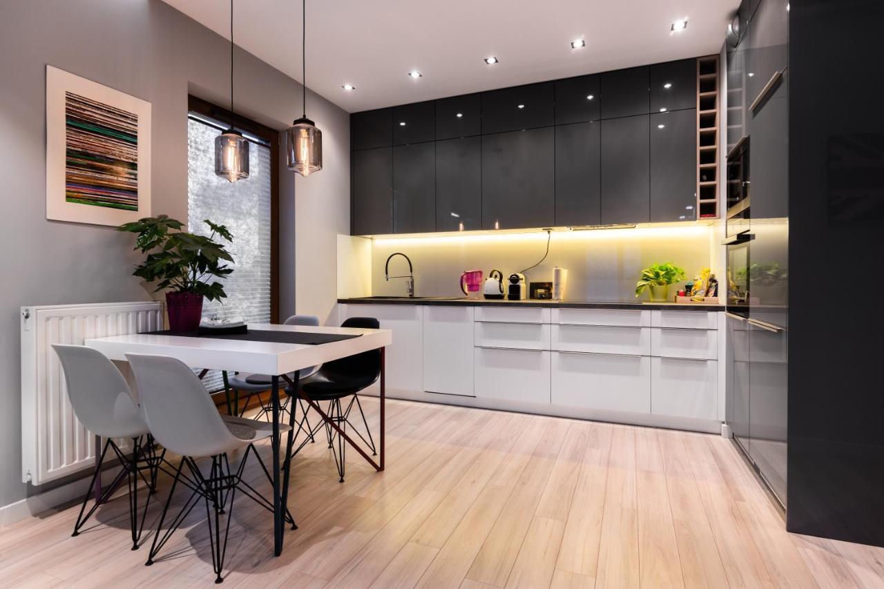 Elegant Business Accommodation With Parking - By Upstairs 克拉科夫 外观 照片