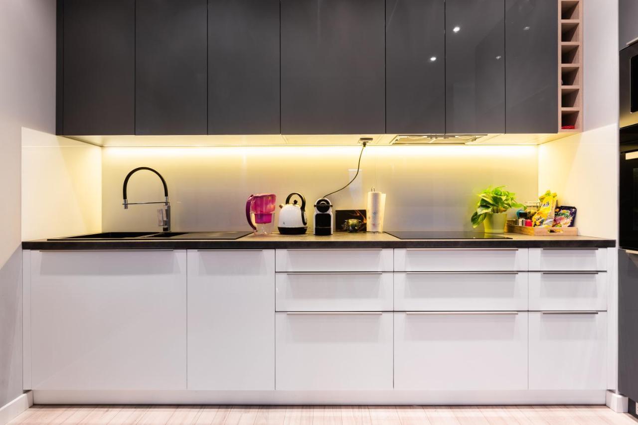 Elegant Business Accommodation With Parking - By Upstairs 克拉科夫 外观 照片