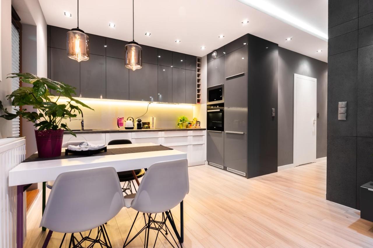 Elegant Business Accommodation With Parking - By Upstairs 克拉科夫 外观 照片