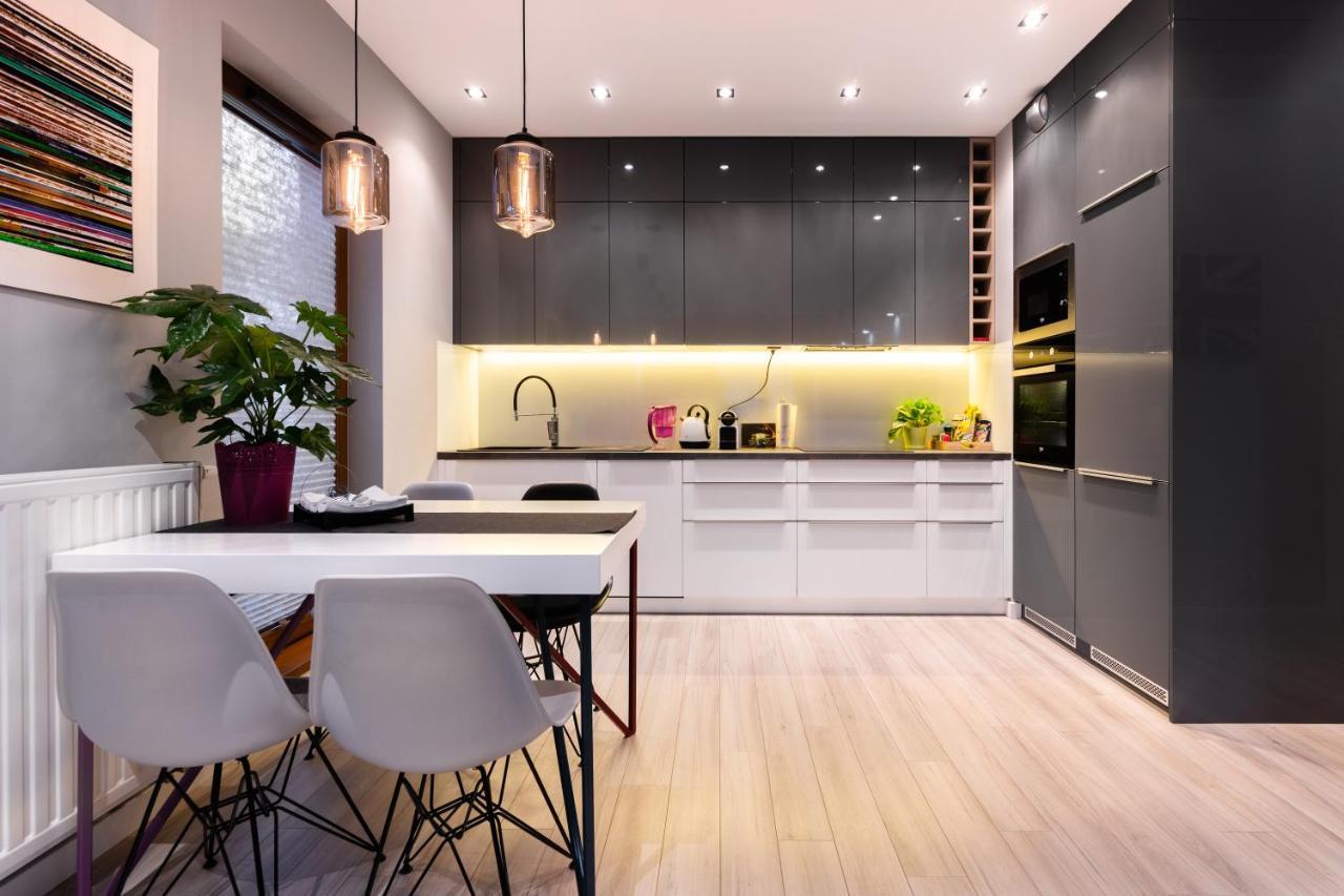 Elegant Business Accommodation With Parking - By Upstairs 克拉科夫 外观 照片